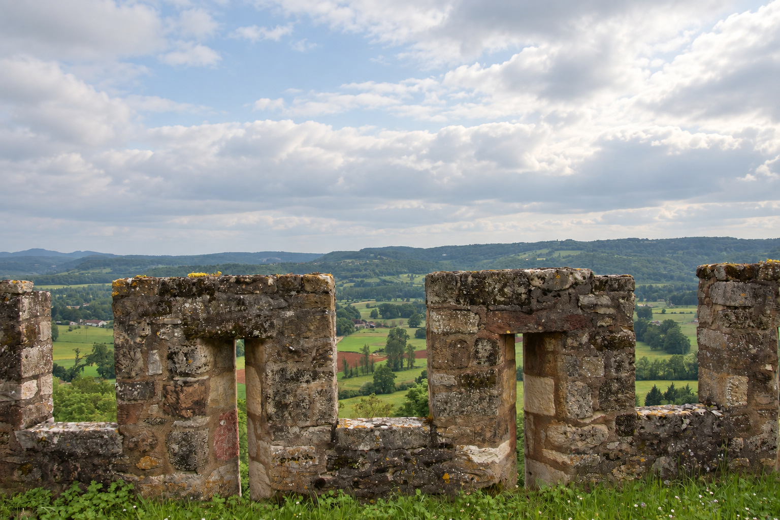 Paysage du Quercy vu entre les créneaux du château