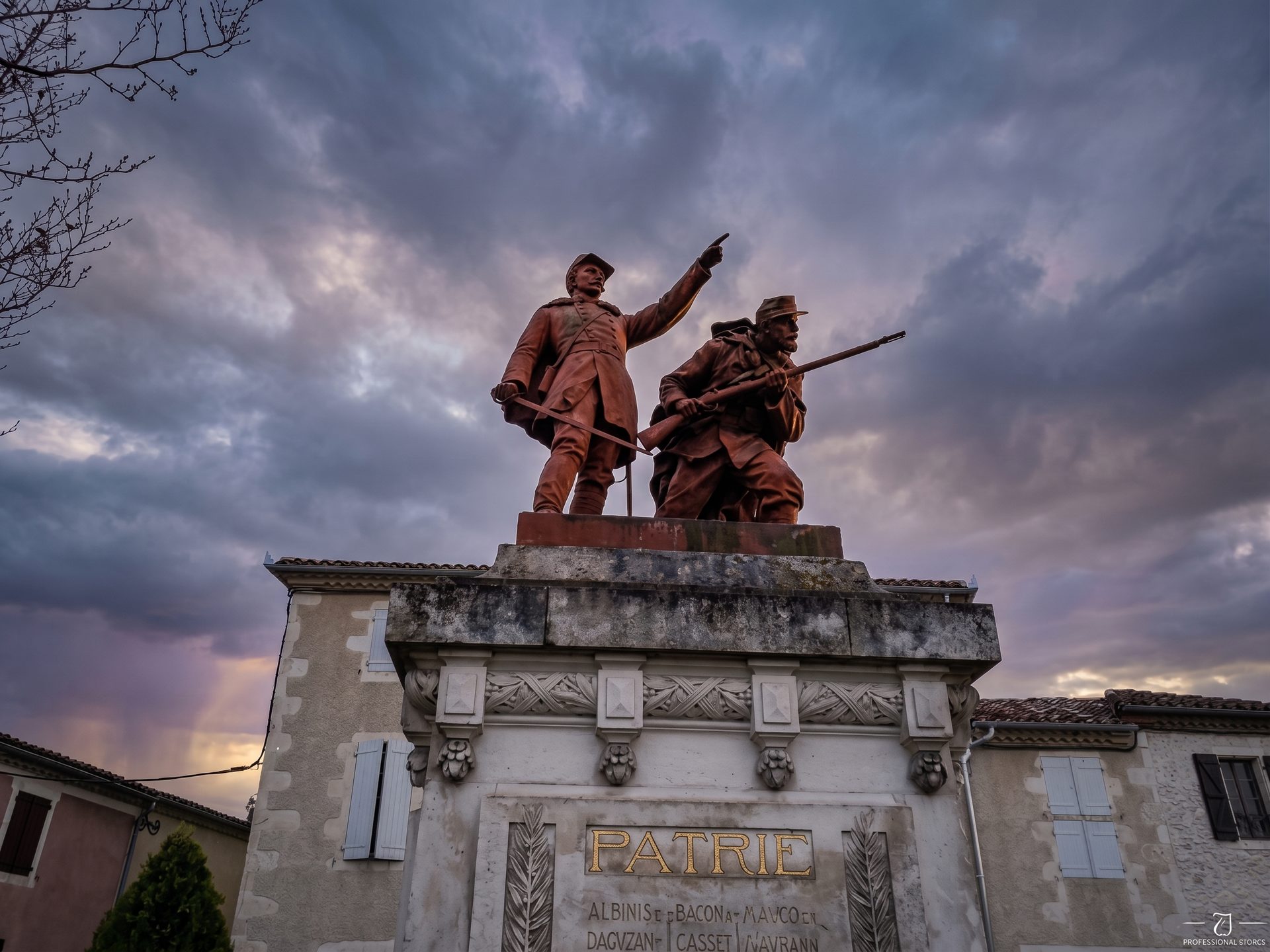 Photographie d’un monument aux morts.
